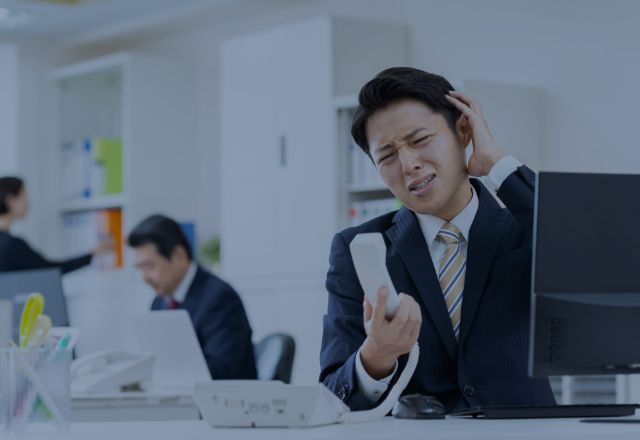 電話対応に人手を裂けない イメージ写真