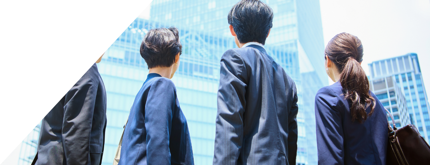 スーツを着用した4人の後ろ姿の写真