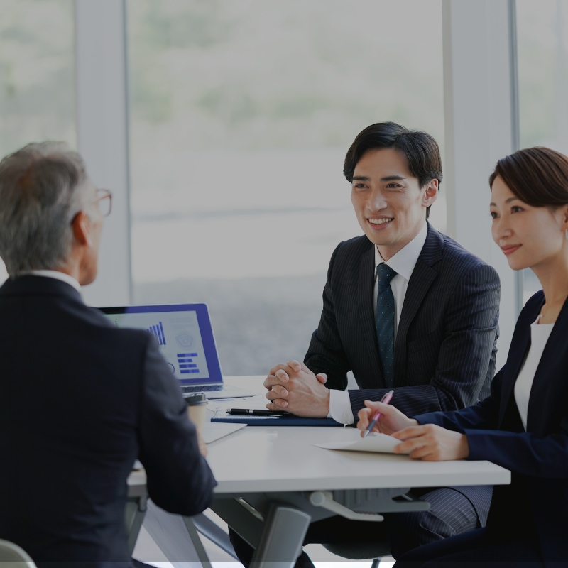 男性と女性が話している写真