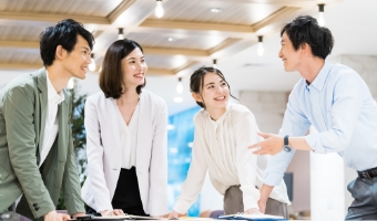 女性と男性が話している