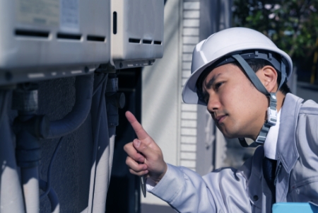 男性が給湯器を確認している