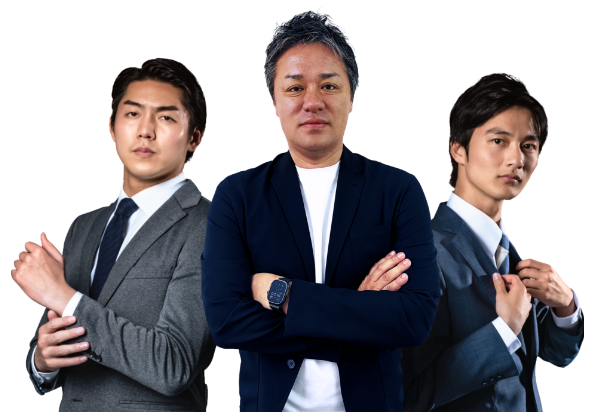 男性3人が並んでいる写真